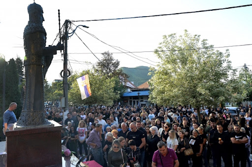 Kossev: U Zvečanu i Kosovskoj Mitrovici građani pale sveće uz fotografije Srba poginulih u Banjskoj