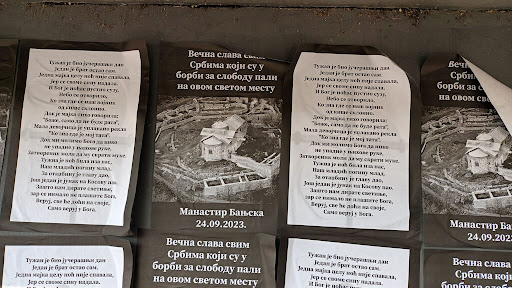U Novom Sadu plakati podrške poginulima u manastiru Banjska