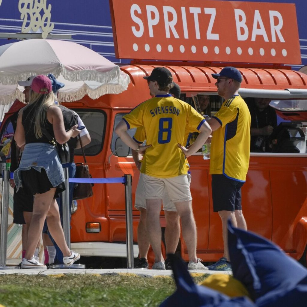 Carbonara burgers and a ‘Spritz Bar’ truck highlight the Ryder Cup food court menu in Italy | AP News