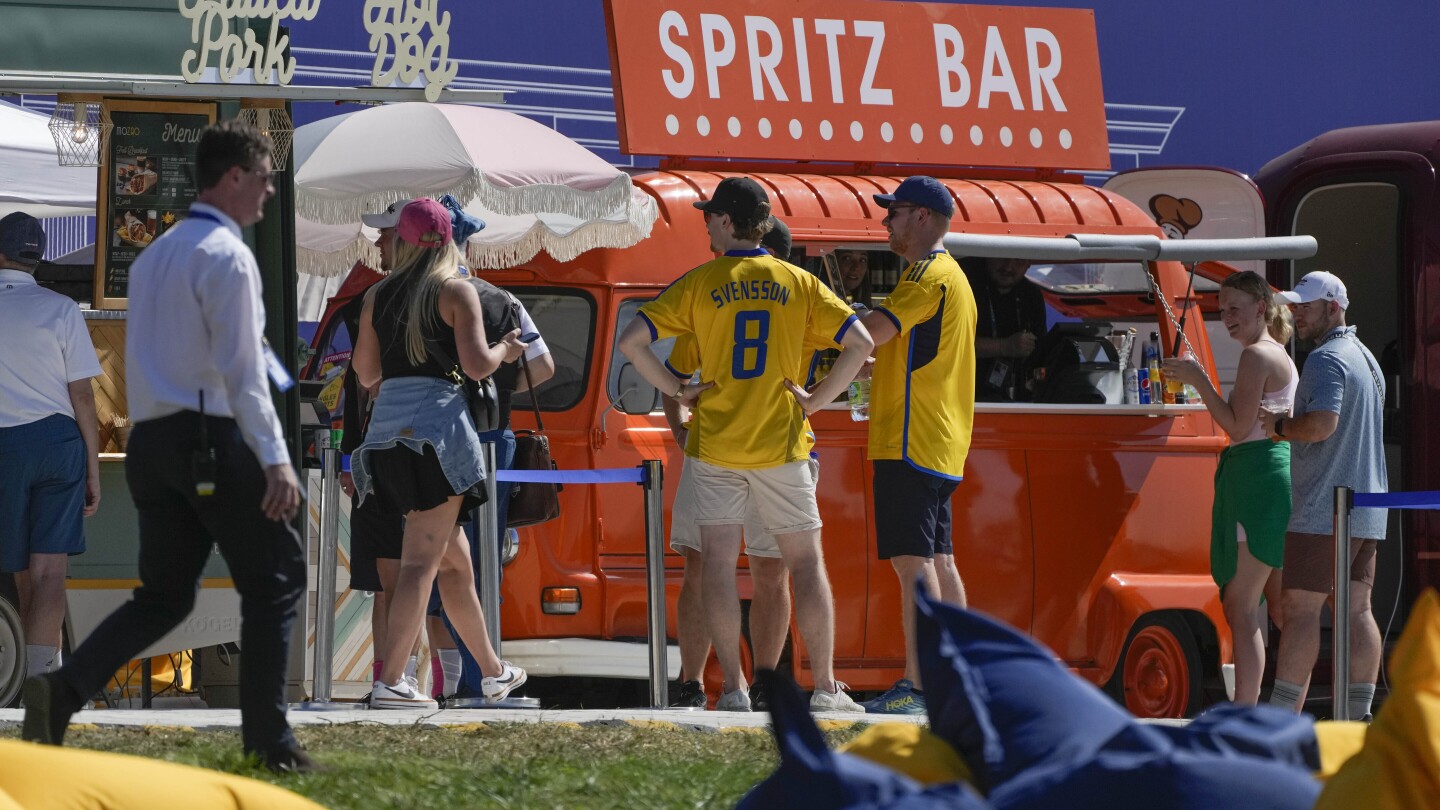 Carbonara burgers and a ‘Spritz Bar’ truck highlight the Ryder Cup food court menu in Italy | AP News