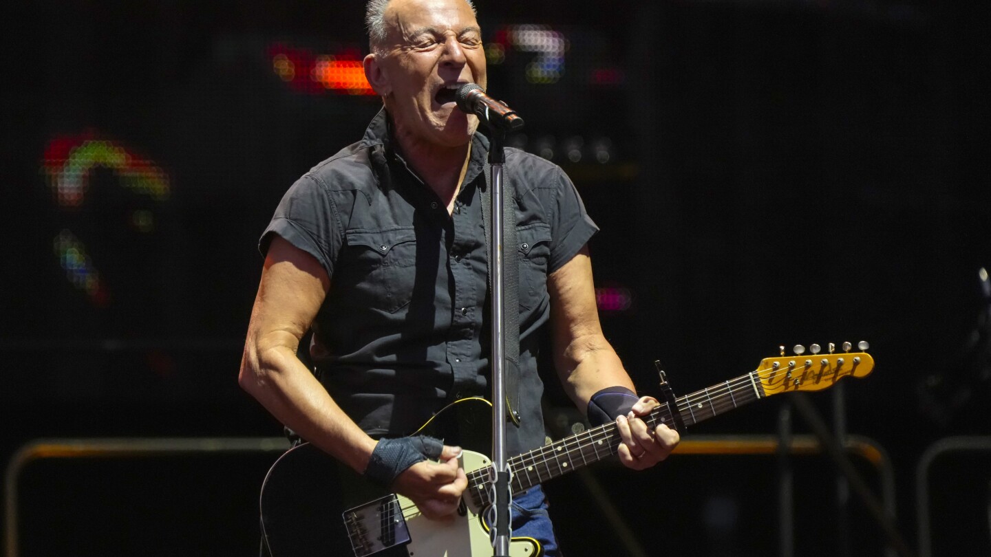 Bruce Springsteen postpones all 2023 tour dates until 2024 as he recovers from peptic ulcer disease | AP News