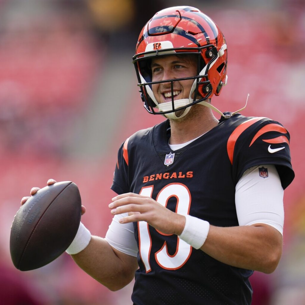 Jets signing veteran QB Trevor Siemian to their practice squad, AP source says | AP News