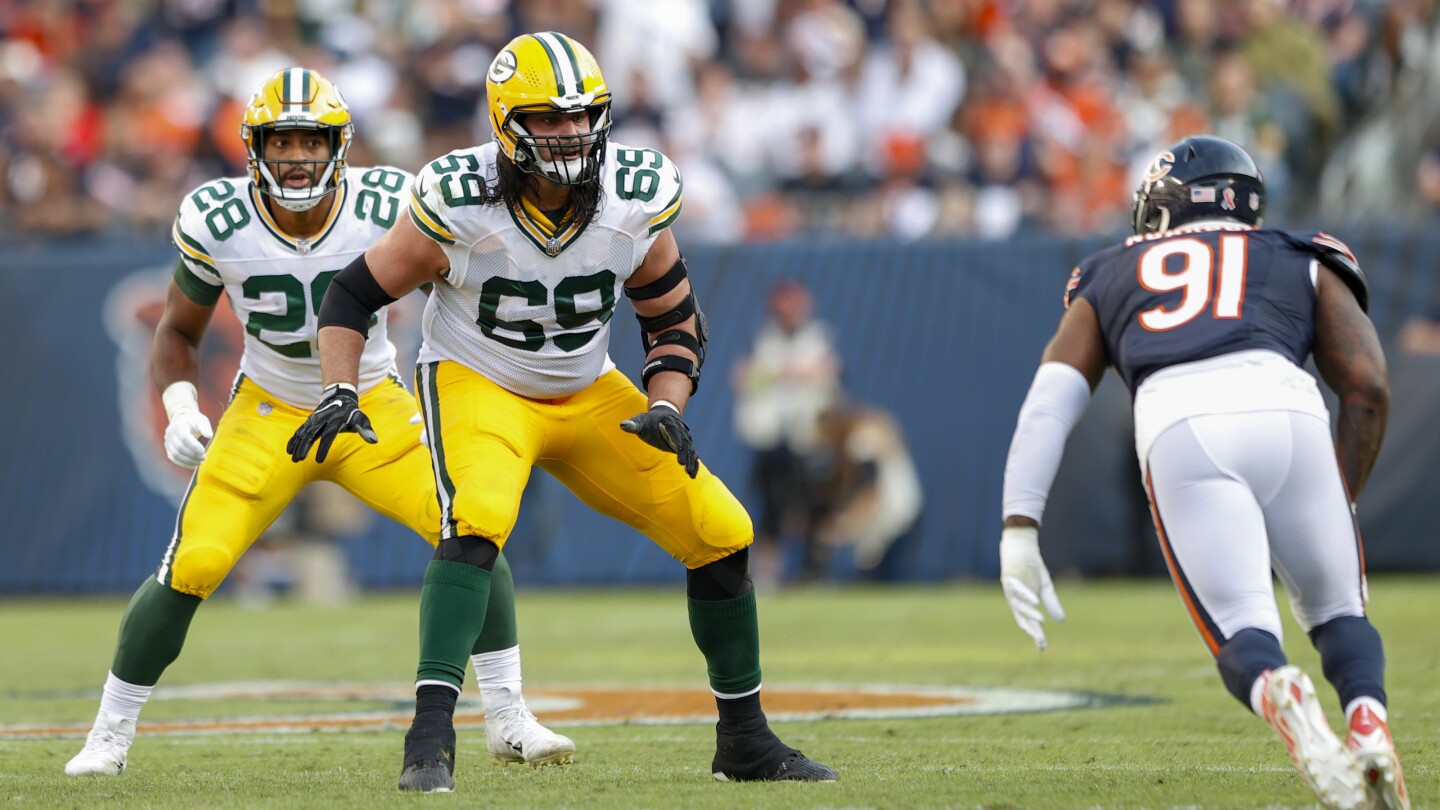 Packers place offensive tackle Bakhtiari on injured reserve as he continues to deal with knee issue | AP News