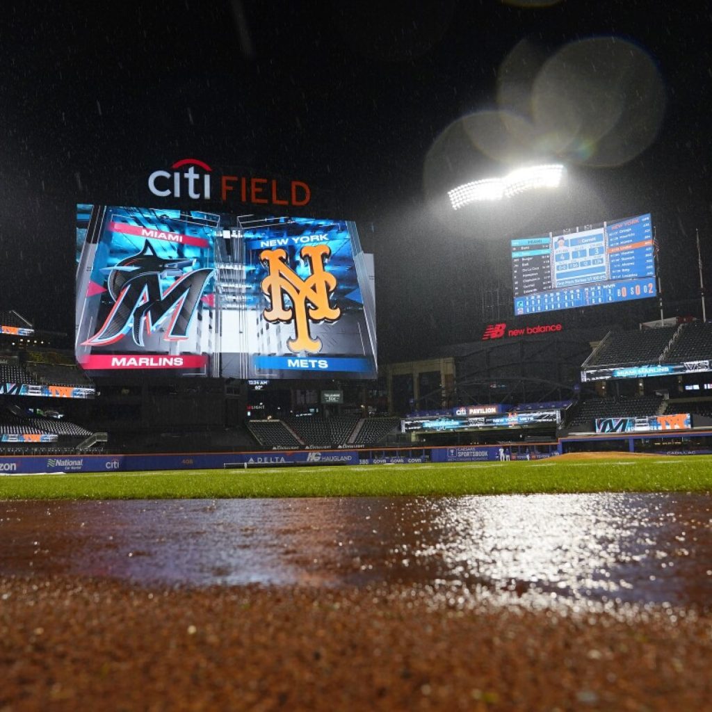 Marlins rally in 9th inning to take 2-1 lead over Mets before rain causes suspension | AP News