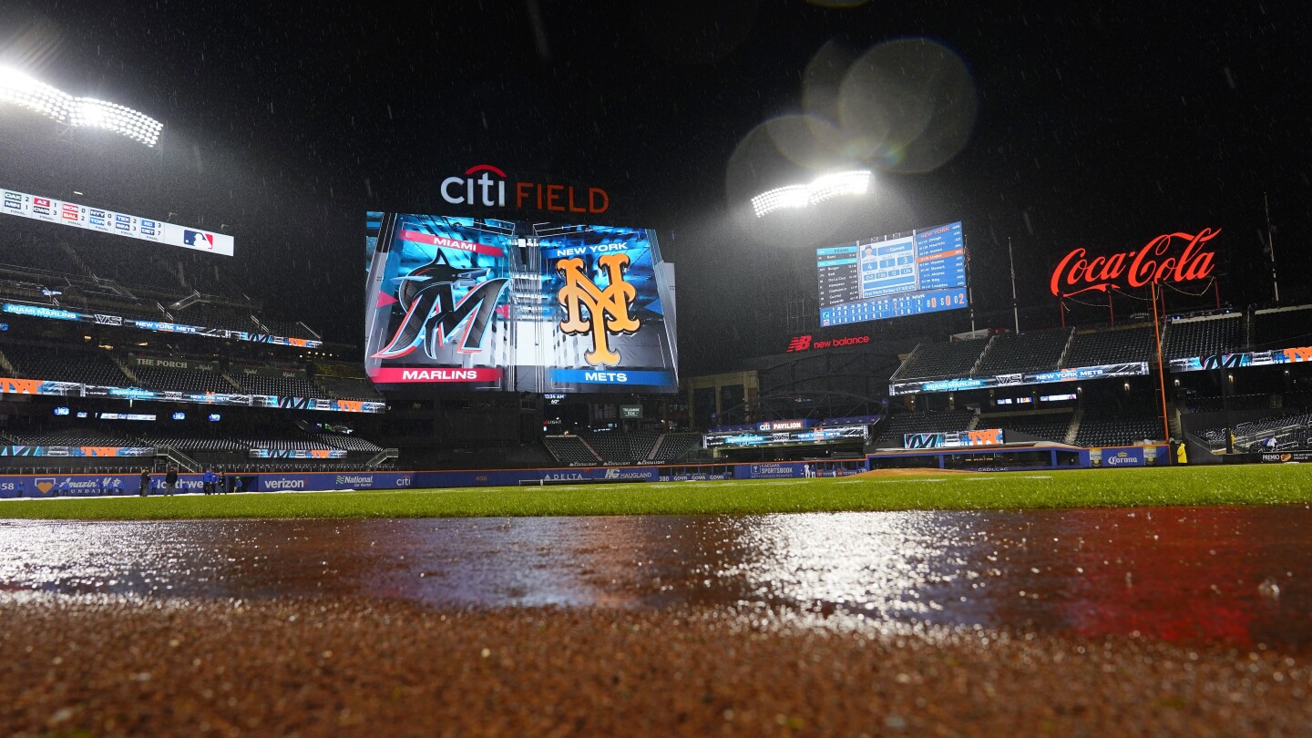Marlins rally in 9th inning to take 2-1 lead over Mets before rain causes suspension | AP News
