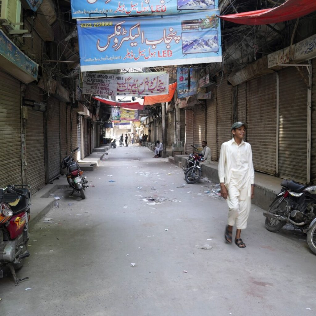 Pakistani traders strike countrywide against high inflation and utility bills | AP News