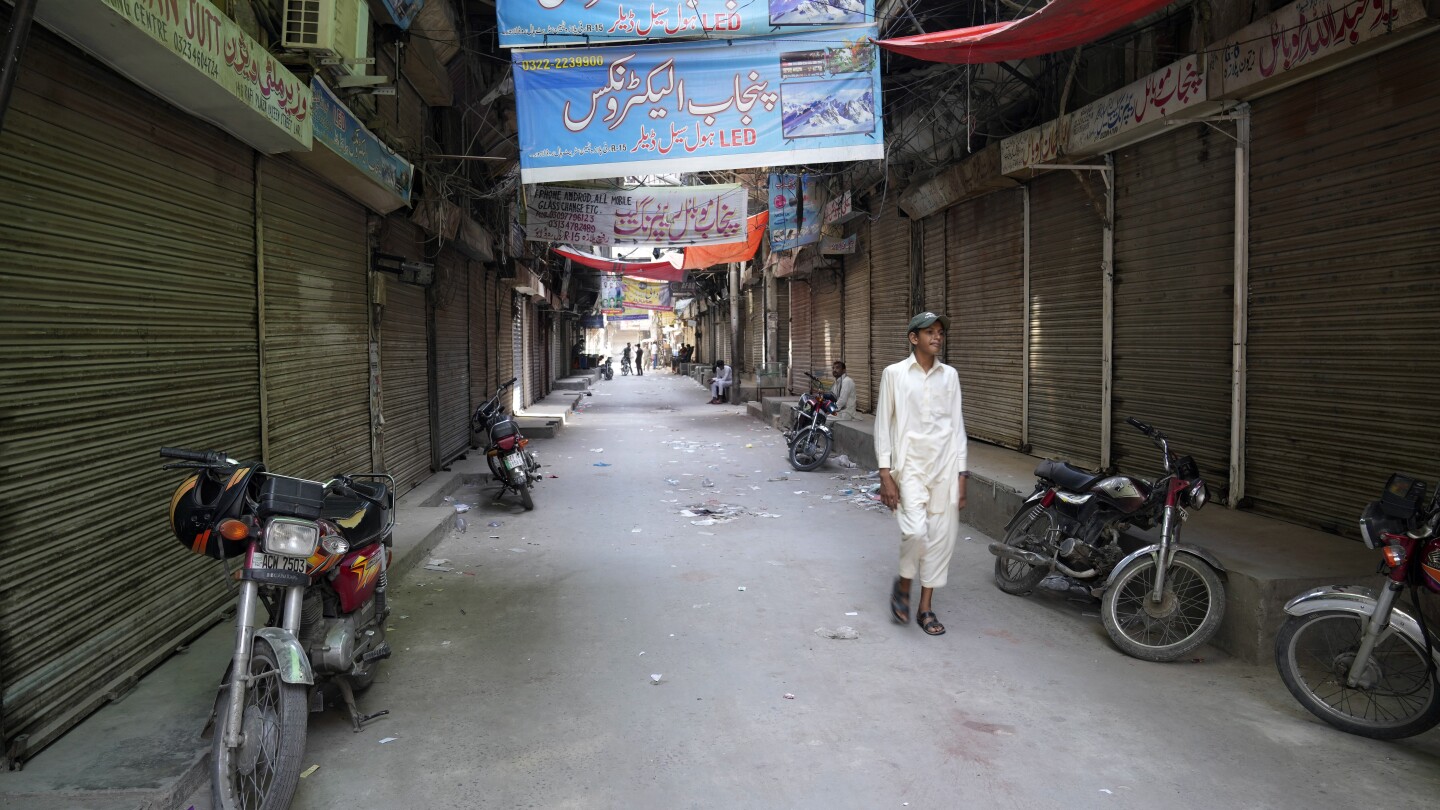 Pakistani traders strike countrywide against high inflation and utility bills | AP News
