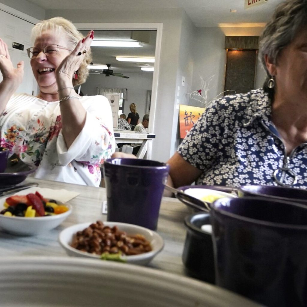 More than a meal: Restaurant-based programs feed seniors’ social lives | AP News