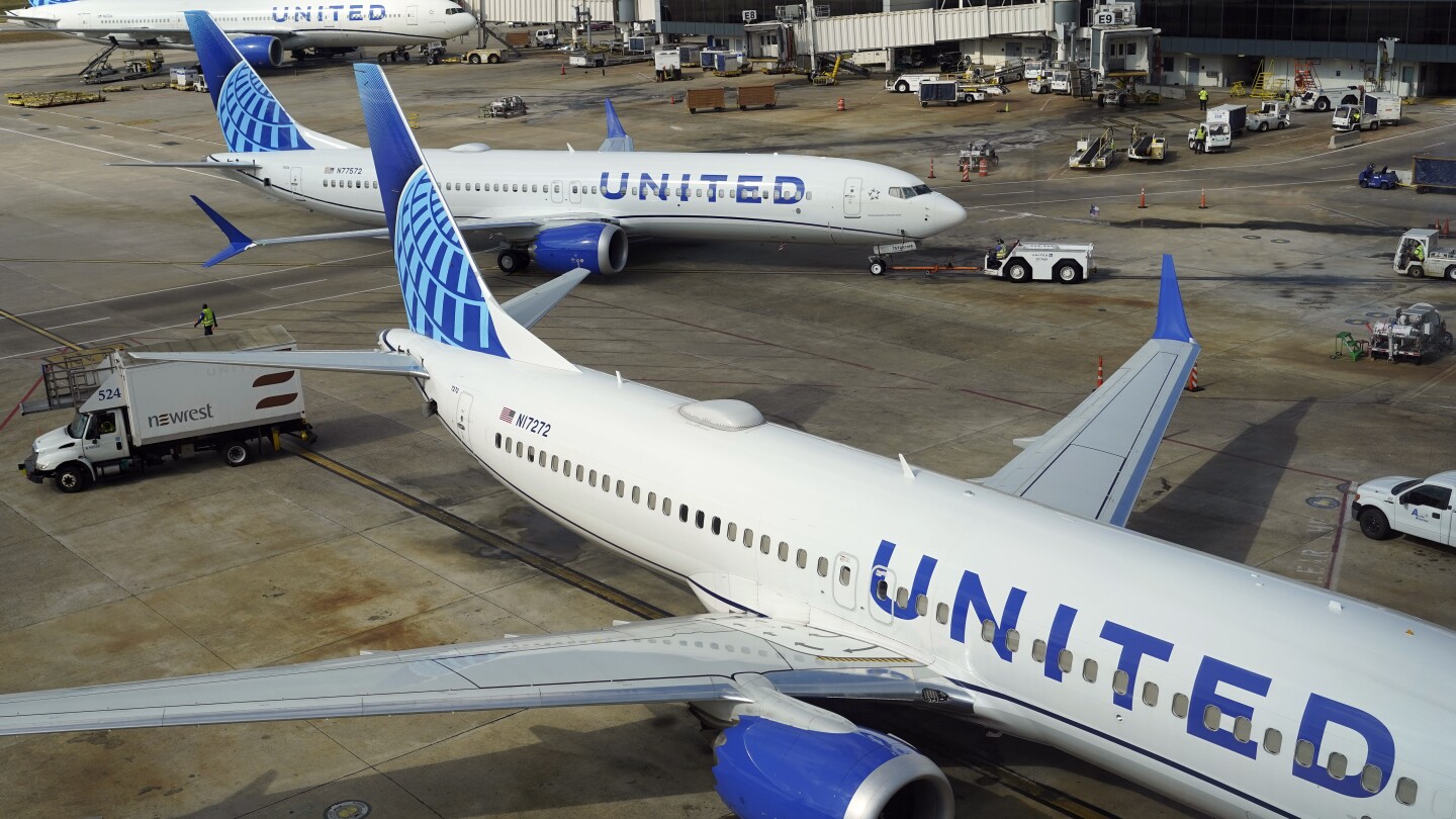 United airlines resumes flights after equipment outage  | AP News