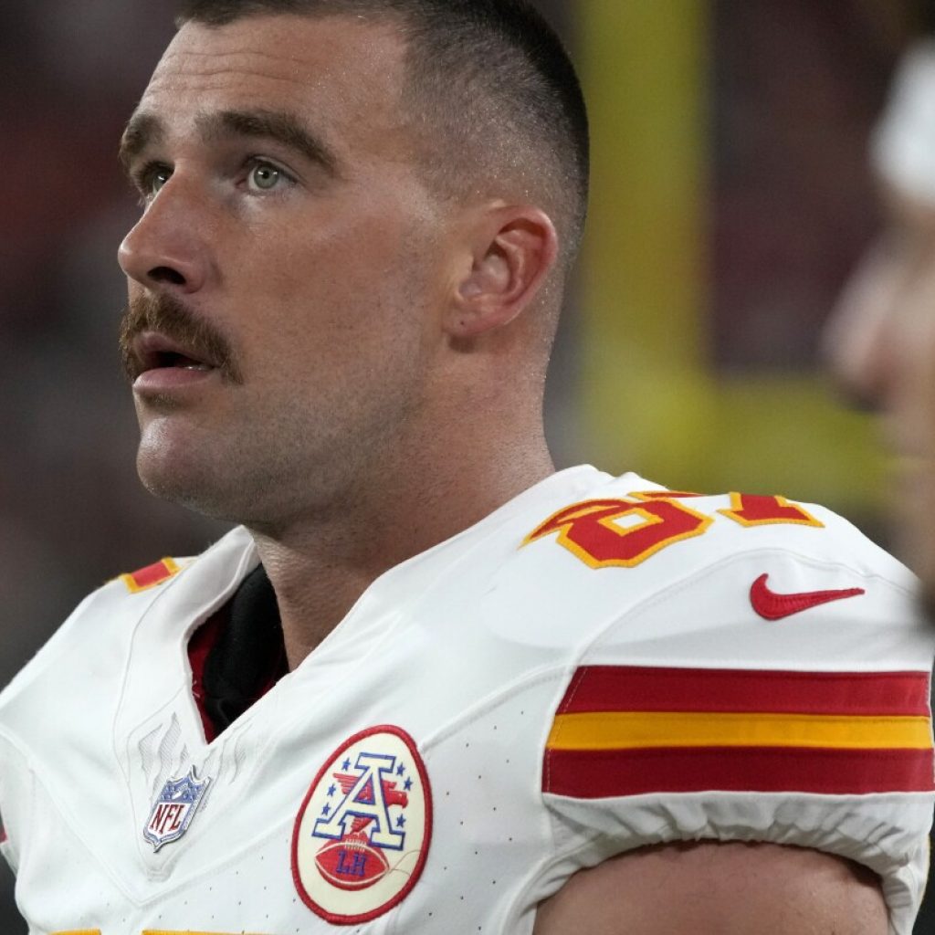 Chiefs TE Travis Kelce hyperextends knee in practice | AP News