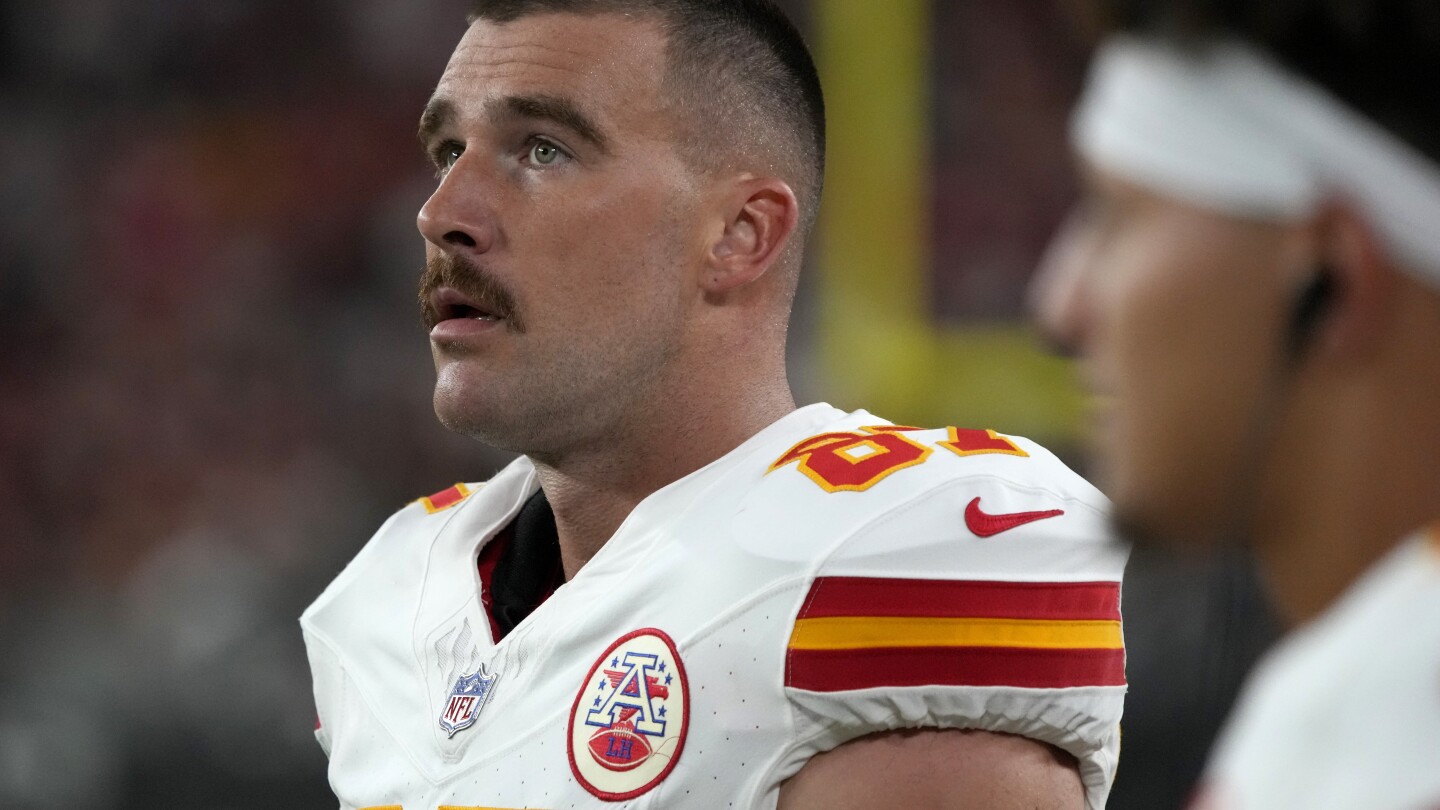 Chiefs TE Travis Kelce hyperextends knee in practice | AP News