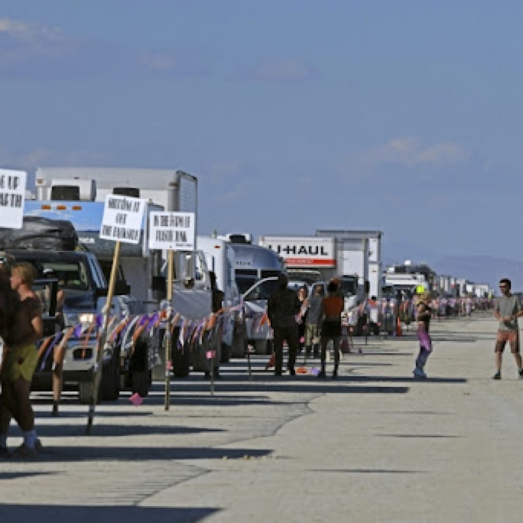 Festival ‘Brning men’ završen posle poplave, čišćenje počelo