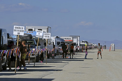 Festival ‘Brning men’ završen posle poplave, čišćenje počelo