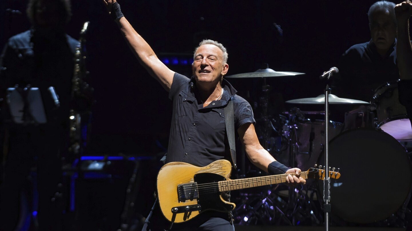 Bruce Springsteen postpones September shows, citing doctor’s advice regarding ulcer treatment | AP News