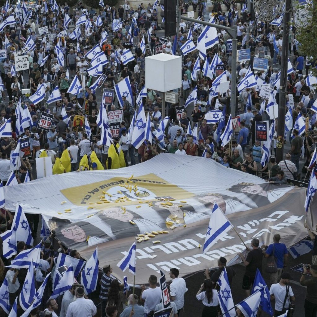 Thousands rally in support of Israel’s judicial overhaul before a major court hearing next week | AP News