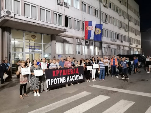 Sa protesta ‘Kruševac protiv nasilja’ poručeno da se okupljanjima čuvaju policajci