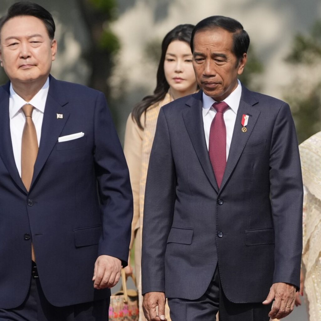 South Korea’s Yoon meets Indonesian leader to deepen economic, defense ties | AP News