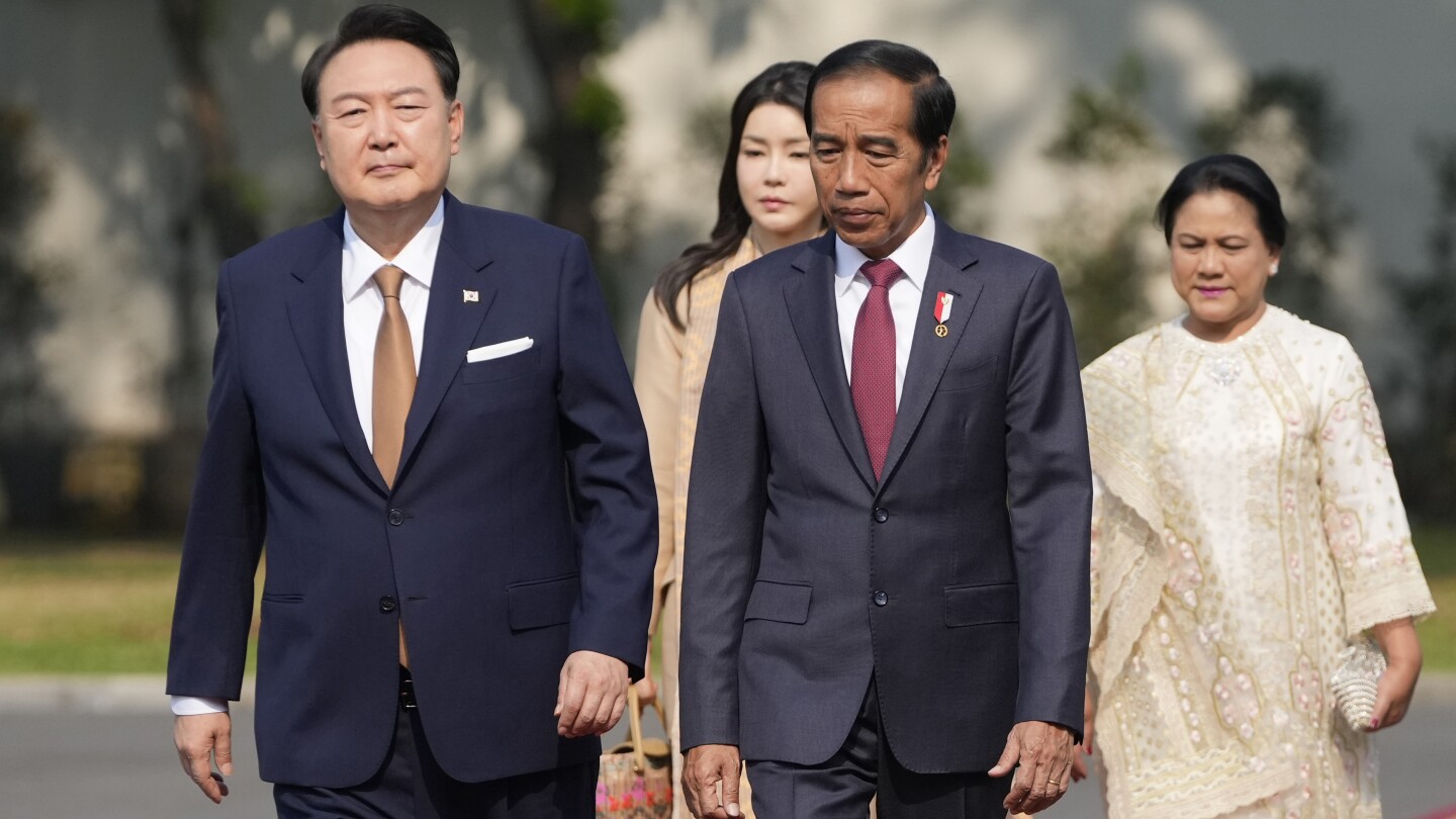 South Korea’s Yoon meets Indonesian leader to deepen economic, defense ties | AP News