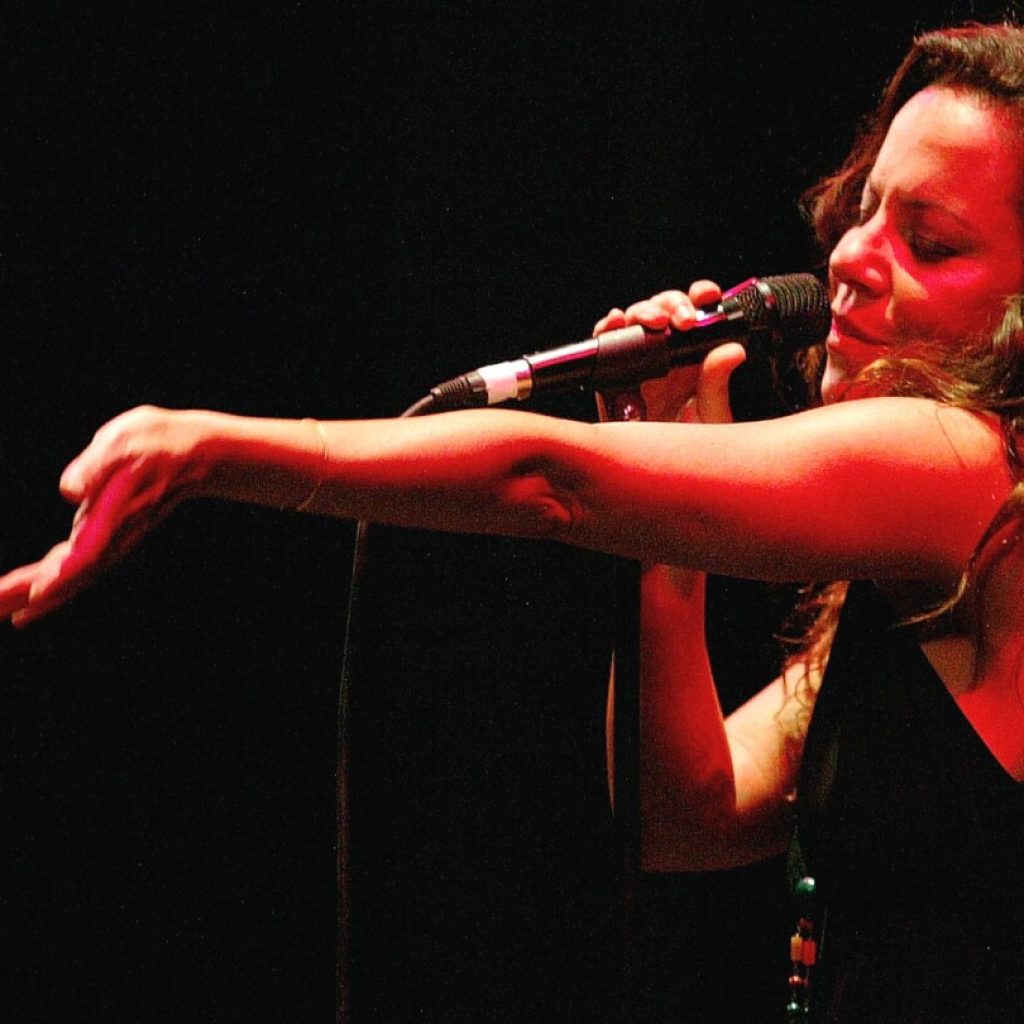 On ‘João’, Brazilian singer Bebel Gilberto honors her late father, bossa nova giant João Gilberto | AP News