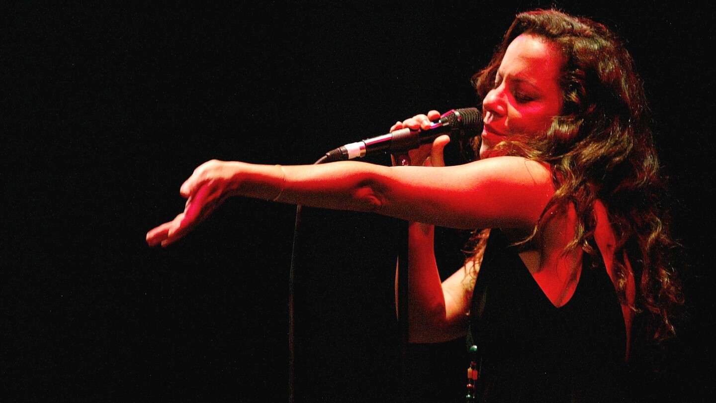 On ‘João’, Brazilian singer Bebel Gilberto honors her late father, bossa nova giant João Gilberto | AP News