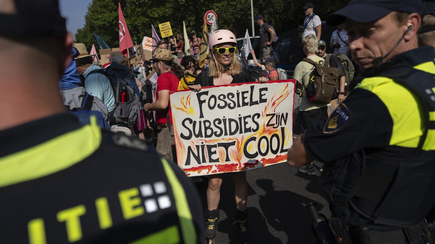 Climate protesters have blocked a Dutch highway to demand an end to big subsidies for fossil fuels | AP News