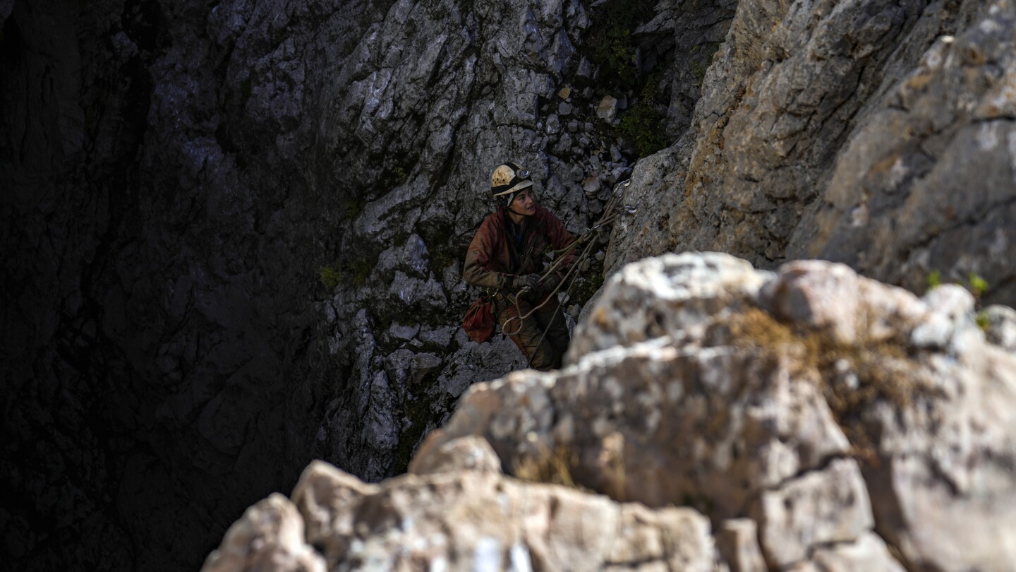 Operation to extract American researcher from one of the world’s deepest caves advances to 700m | AP News