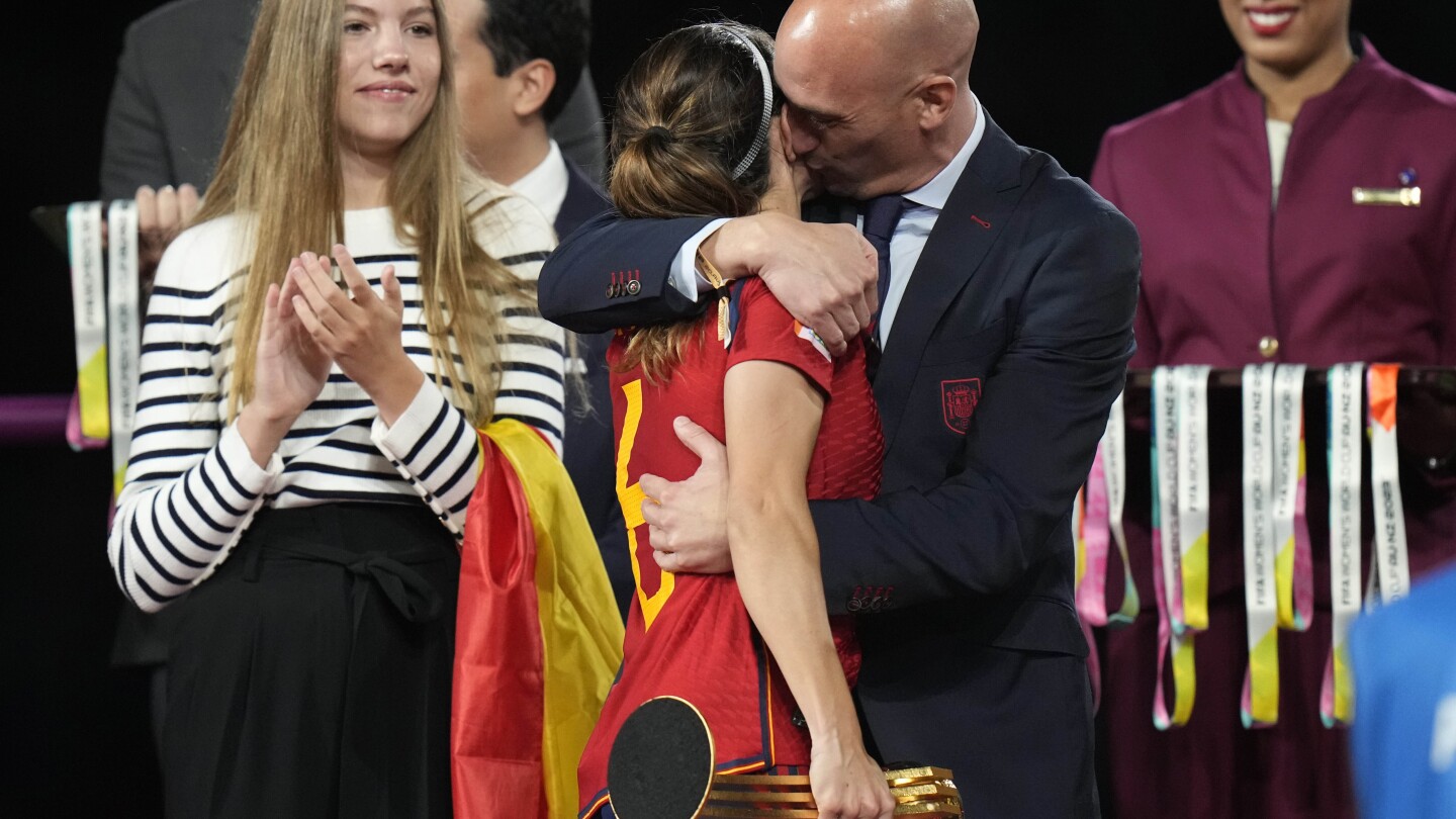 Spanish soccer president Luis Rubiales resigns after nonconsensual kiss at Women’s World Cup final | AP News