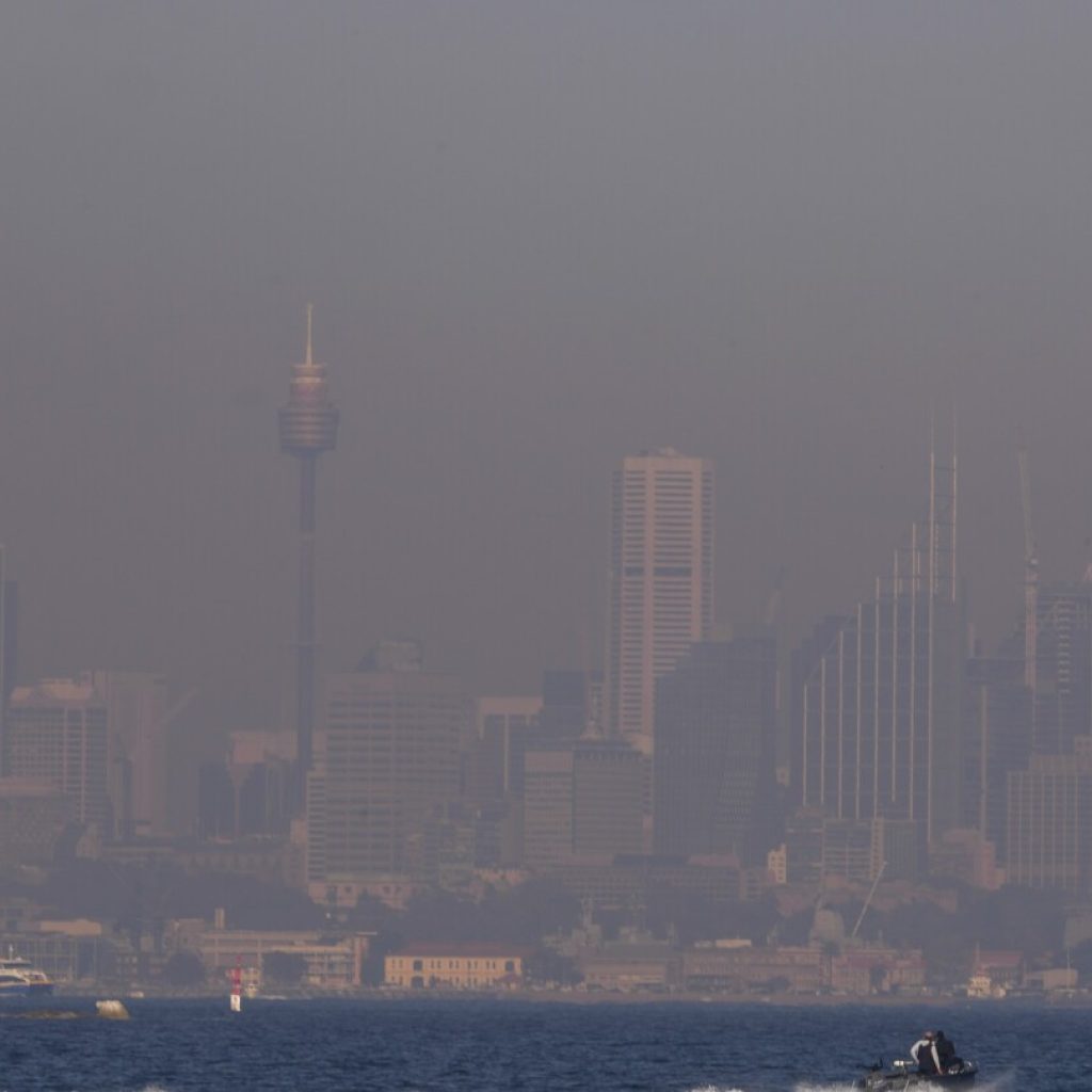 Sydney blanketed by smoke for a 4th day due to hazard reduction burning | AP News