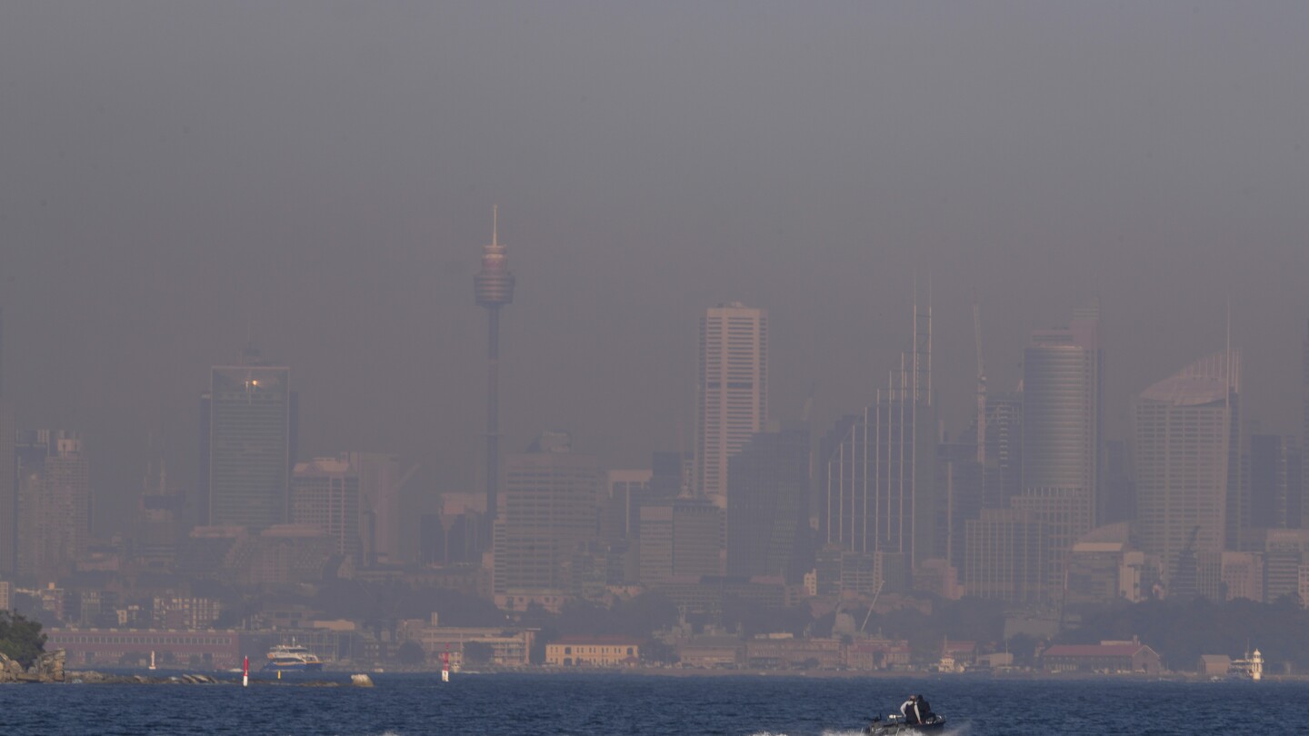 Sydney blanketed by smoke for a 4th day due to hazard reduction burning | AP News