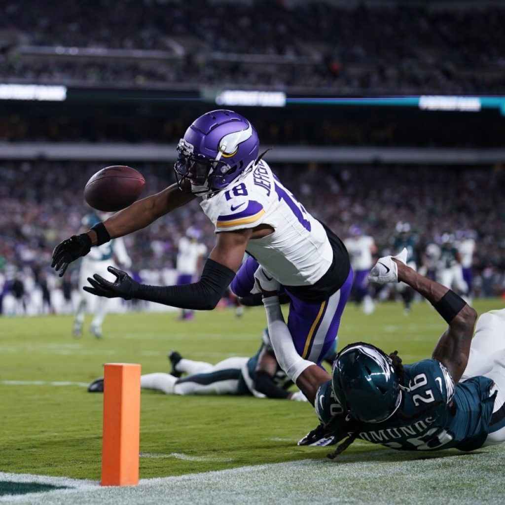 Justin Jefferson can’t hold on, Vikings’ 4 fumbles prove costly in sloppy loss to Eagles | AP News