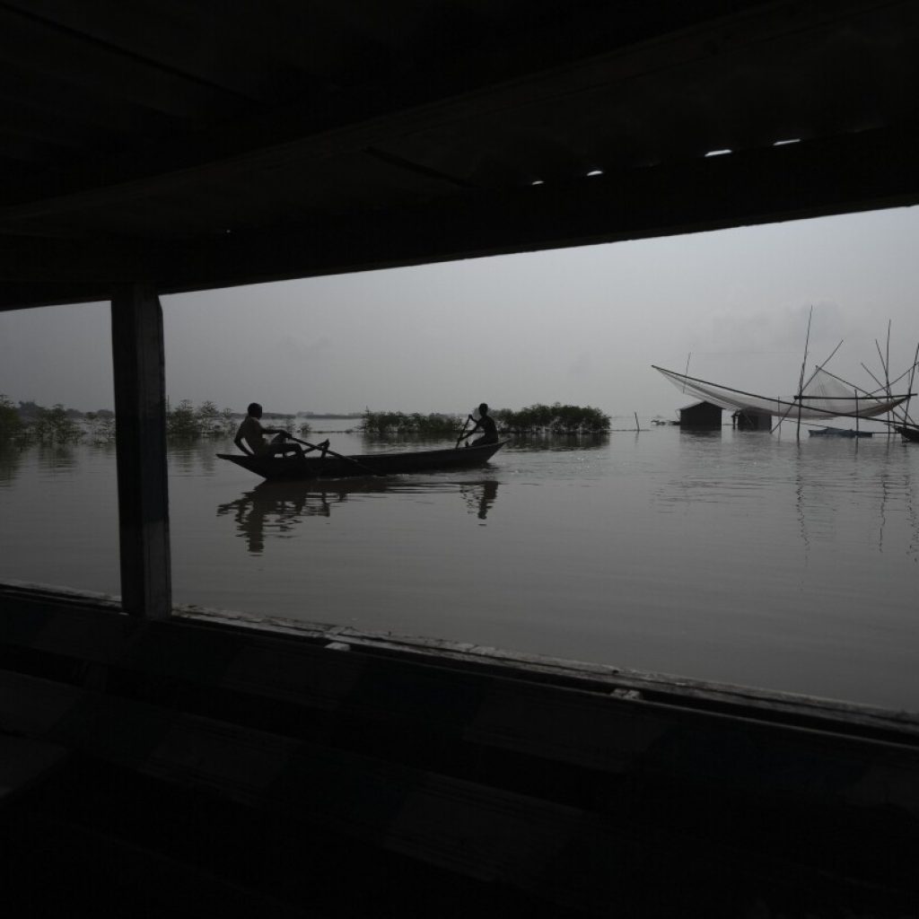 In India, river islanders face the brunt of increasingly frequent flooding | AP News