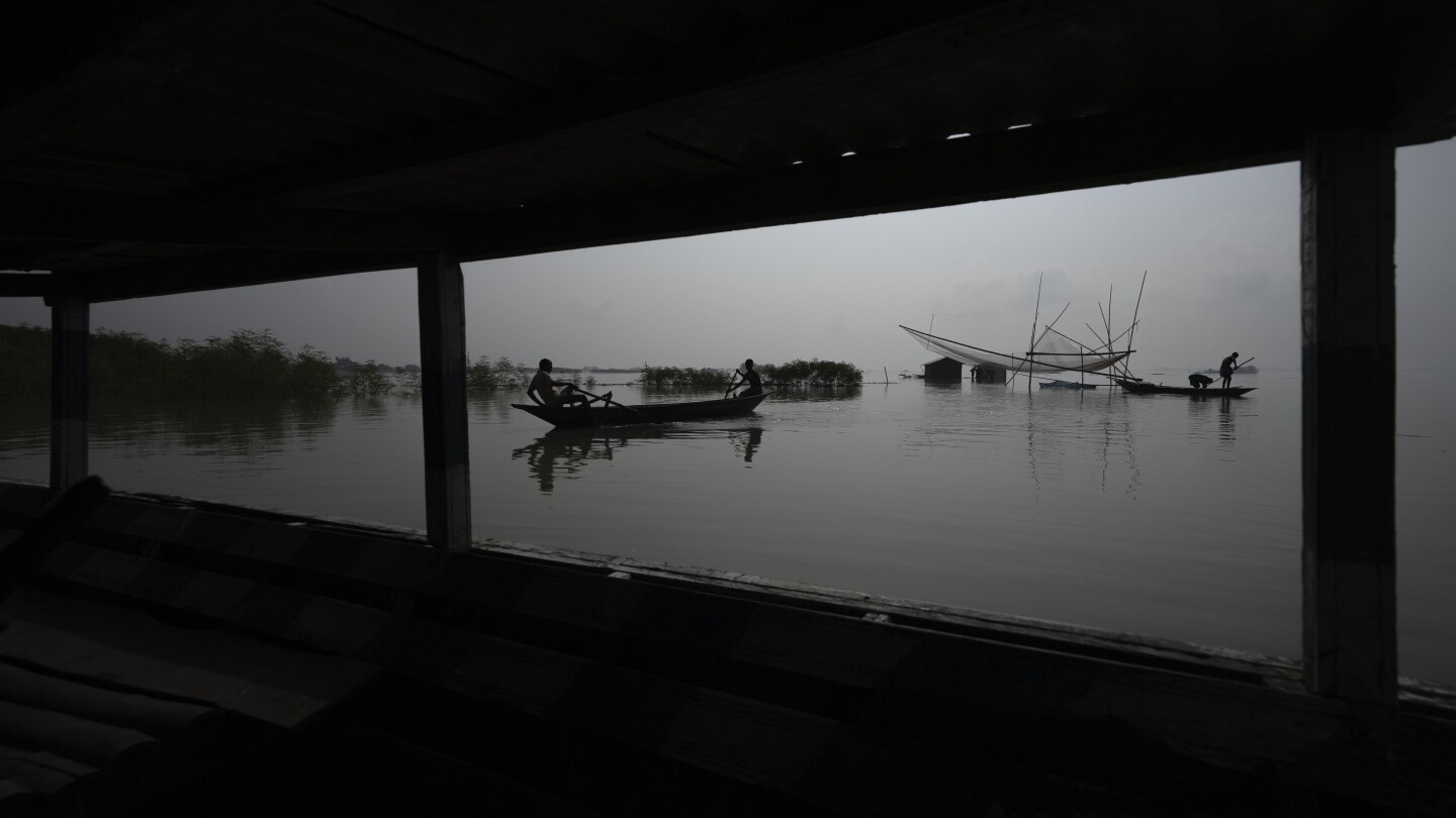 In India, river islanders face the brunt of increasingly frequent flooding | AP News