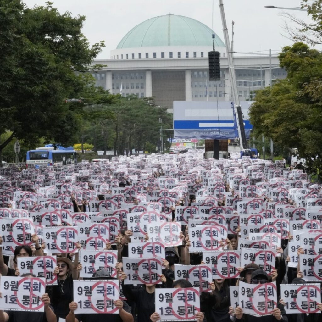 Thousands of South Korean teachers are rallying for new laws to protect them from abusive parents | AP News