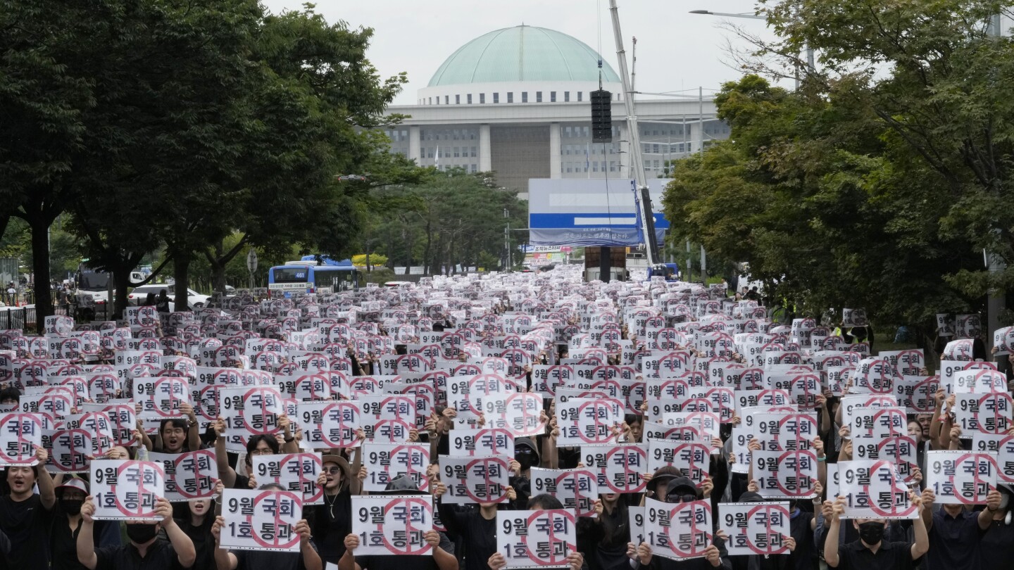 Thousands of South Korean teachers are rallying for new laws to protect them from abusive parents | AP News