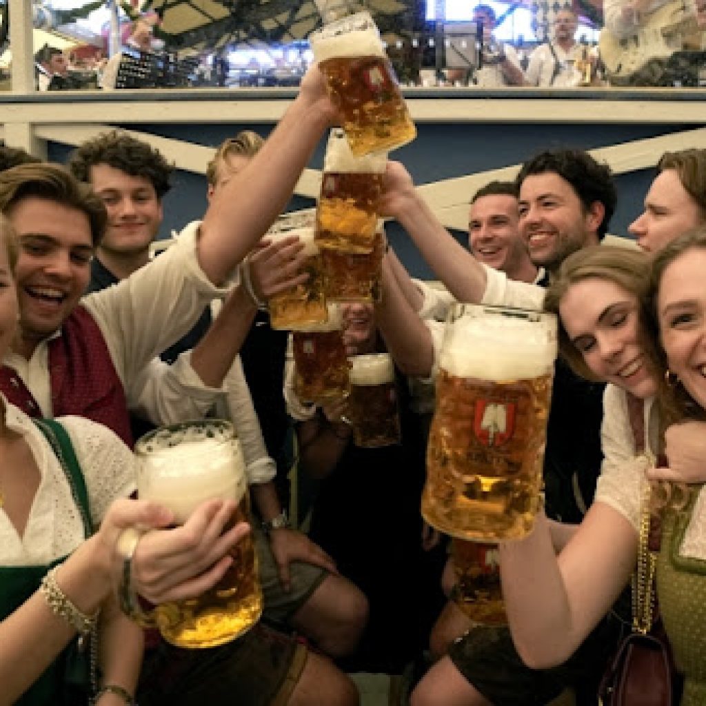 Reke piva i ljudi u Minhenu, zvanično počeo Oktoberfest