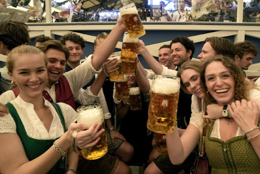 Reke piva i ljudi u Minhenu, zvanično počeo Oktoberfest