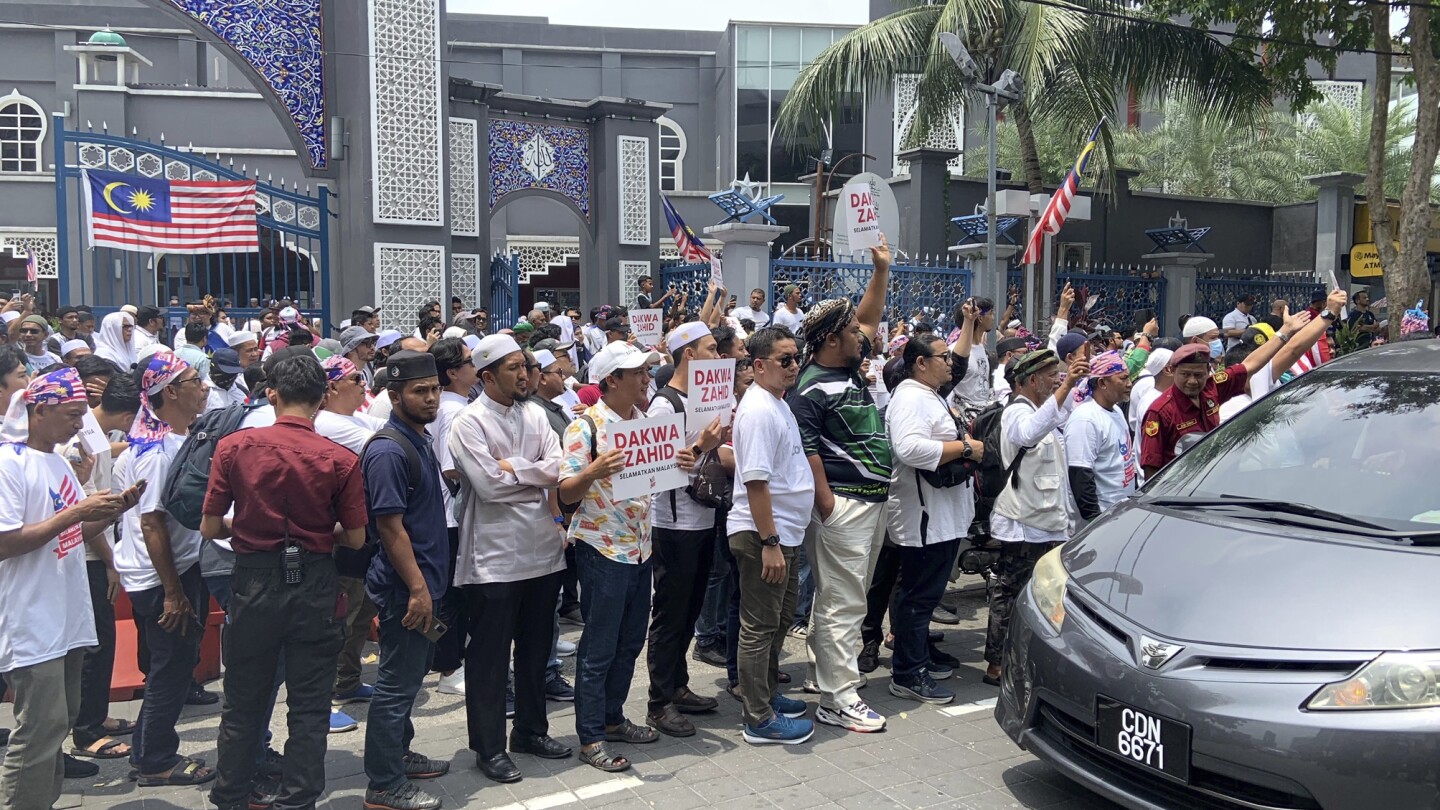 Hundreds protest against the Malaysian government after deputy premier’s graft charges were dropped | AP News