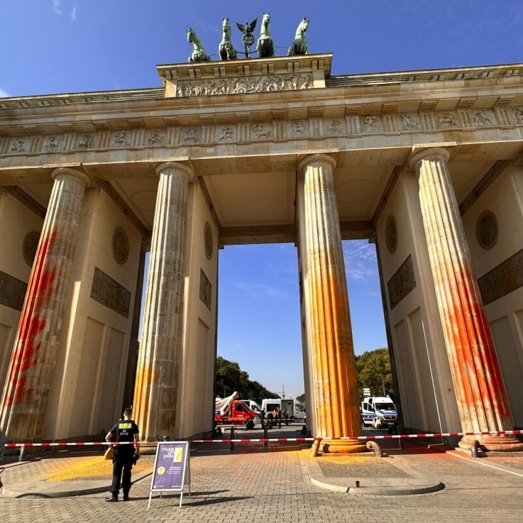 Climate activists spray Berlin’s Brandenburg Gate with orange paint | AP News