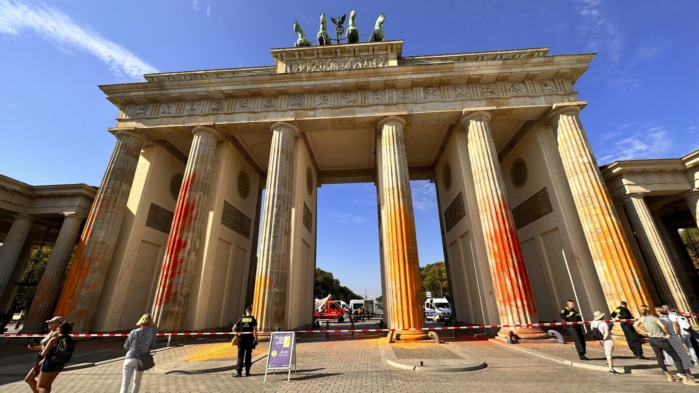 Climate activists spray Berlin’s Brandenburg Gate with orange paint | AP News