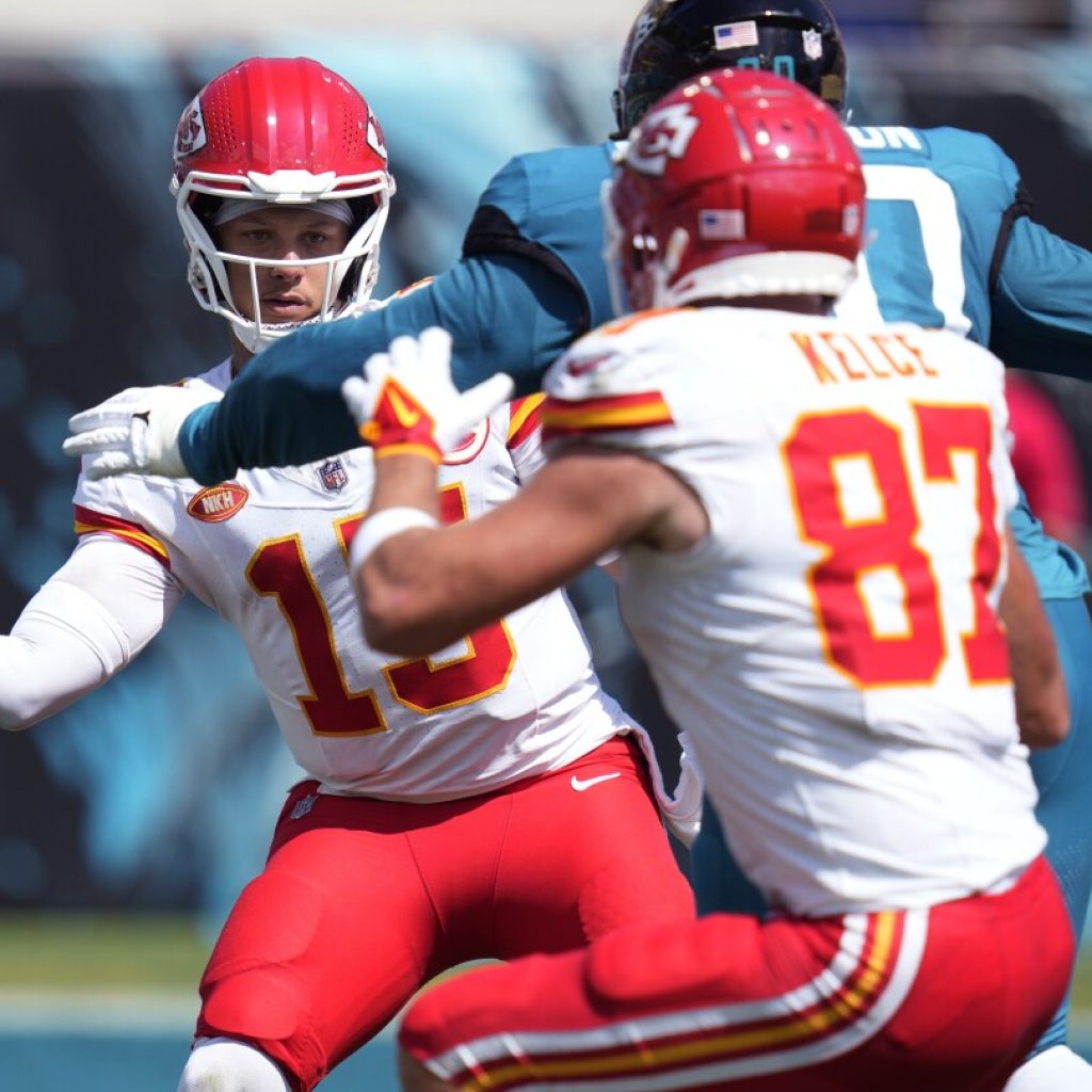 Chiefs overcome mistakes to beat Jaguars 17-9, Kansas City’s 3rd win vs Jacksonville in 10 months | AP News