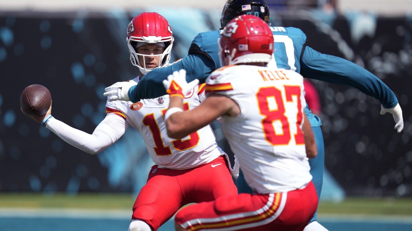 Chiefs overcome mistakes to beat Jaguars 17-9, Kansas City’s 3rd win vs Jacksonville in 10 months | AP News