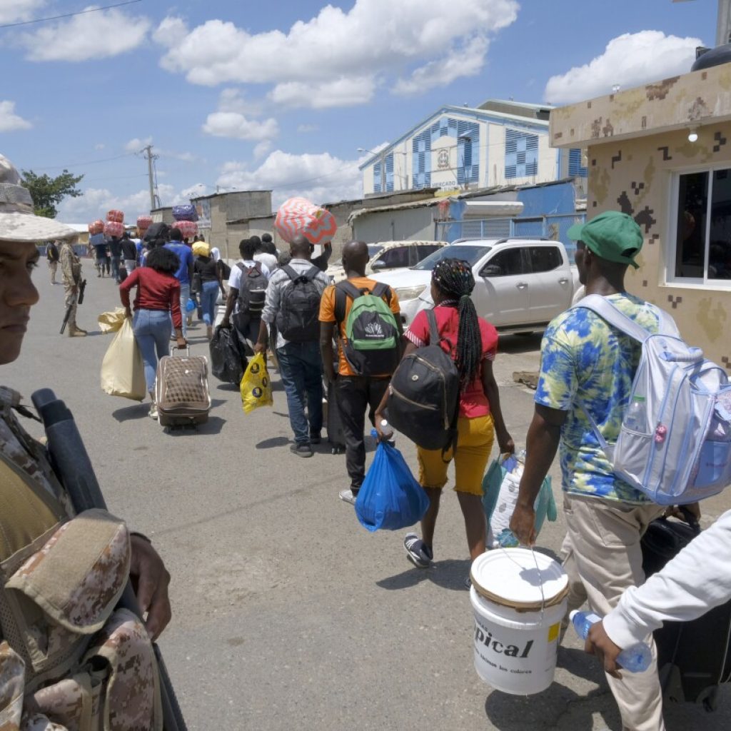 Dominican Republic’s president stands resolute on his closing of all borders with Haiti | AP News