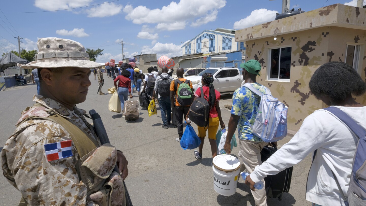 Dominican Republic’s president stands resolute on his closing of all borders with Haiti | AP News