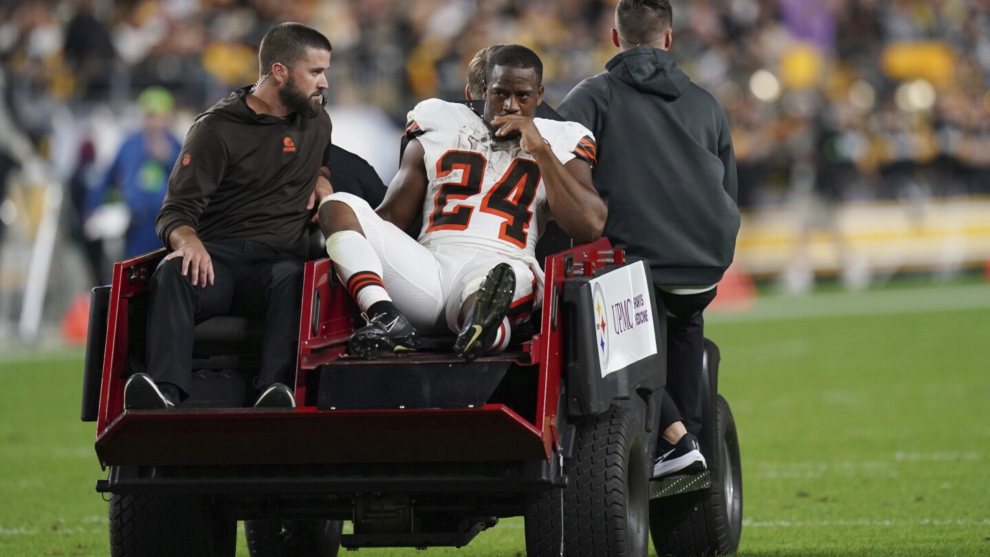 Browns star running back Nick Chubb carted off with left knee injury vs. Steelers | AP News