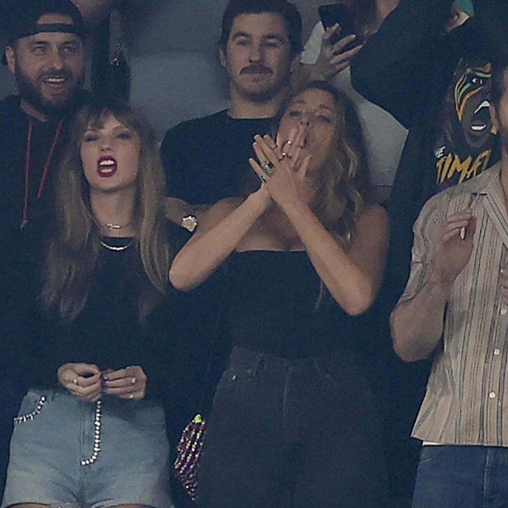 Taylor Swift at MetLife Stadium to watch Travis Kelce’s Chiefs take on the Jets | AP News