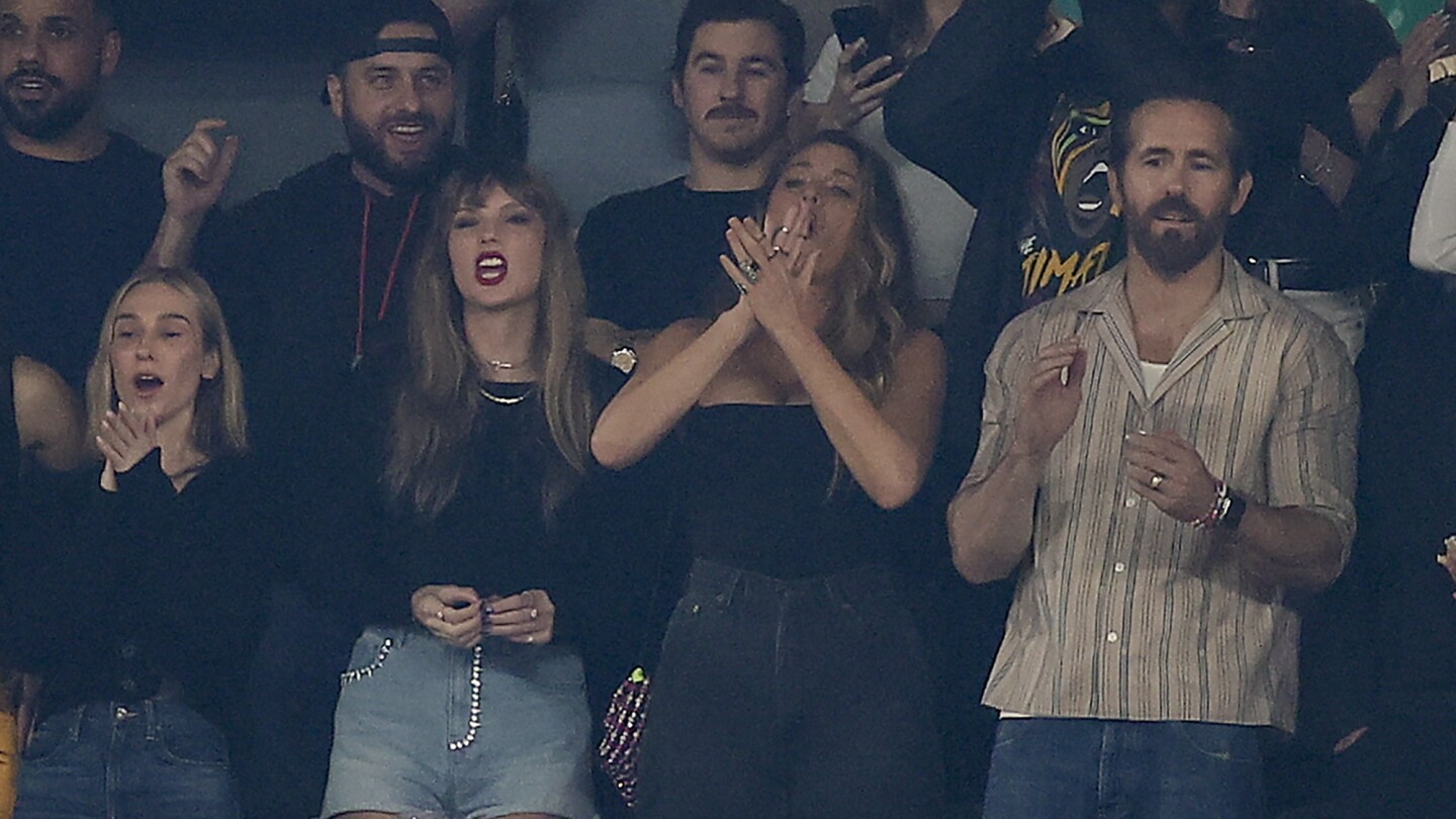 Taylor Swift at MetLife Stadium to watch Travis Kelce’s Chiefs take on the Jets | AP News