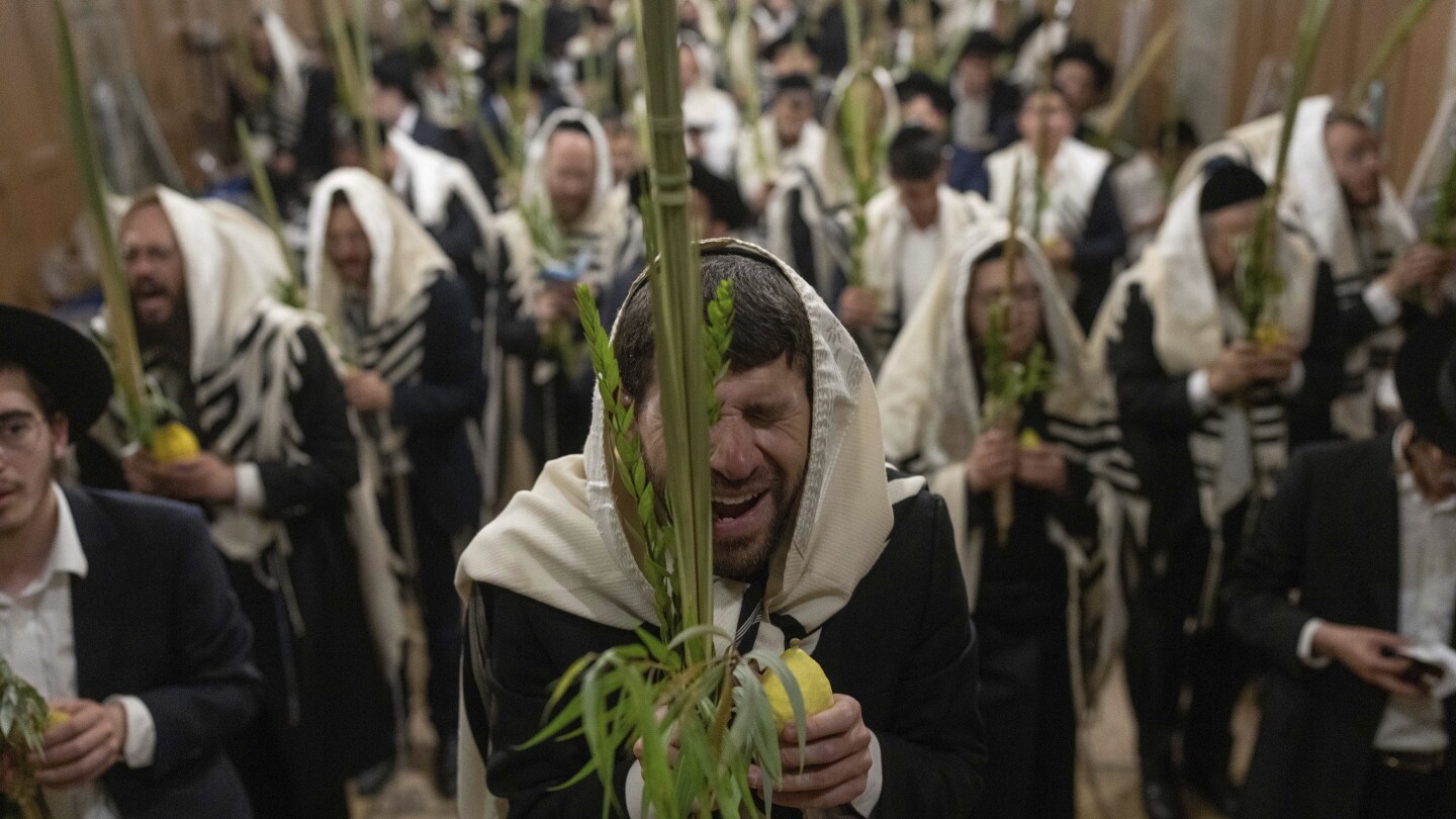 Israeli police arrest suspects for spitting near Christian pilgrims and churches in Jerusalem | AP News