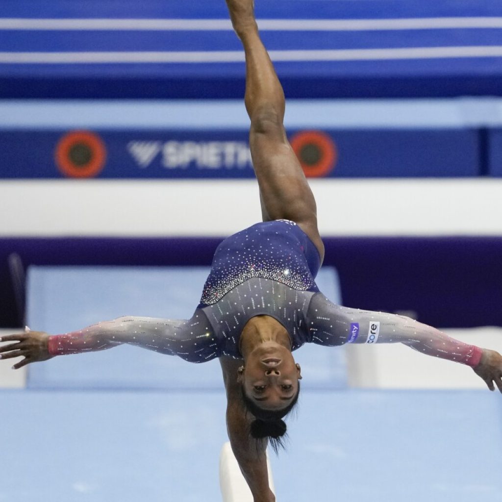 Simone Biles leads U.S. women to 7th straight team title | AP News