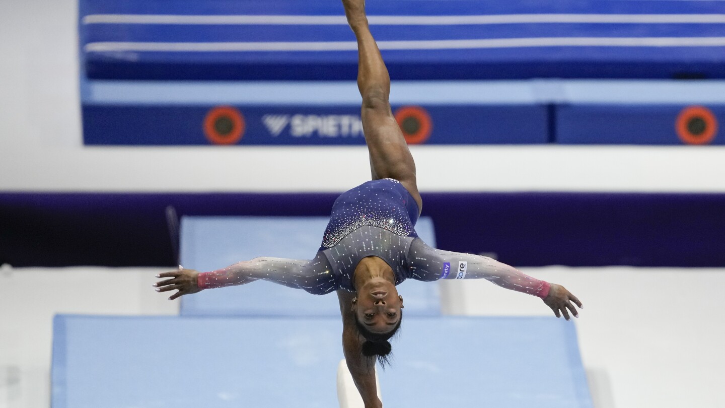 Simone Biles leads U.S. women to 7th straight team title | AP News