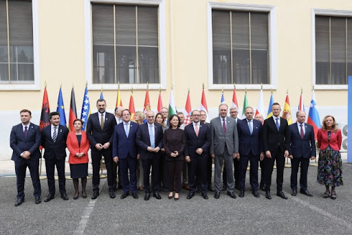 Dačića nema na zajedničkoj fotografiji sa sastanka iz Tirane, zbog zastave Kosova